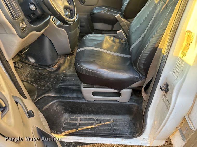 image for item EV1961 2000 Chevrolet Express box truck