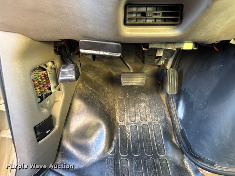 image for item EV1961 2000 Chevrolet Express box truck