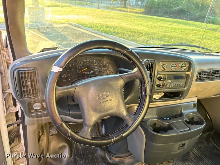 image for item EV1961 2000 Chevrolet Express box truck