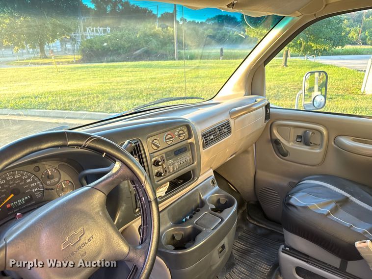 image for item EV1961 2000 Chevrolet Express box truck