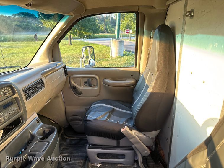 image for item EV1961 2000 Chevrolet Express box truck