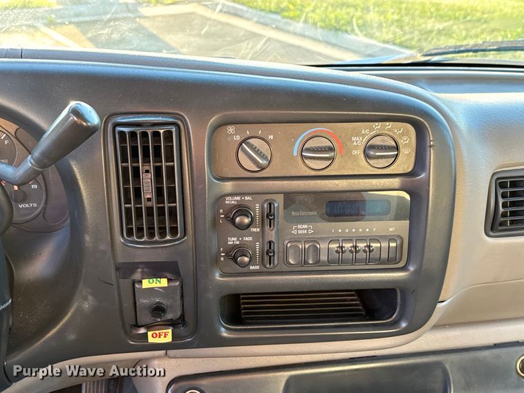 image for item EV1961 2000 Chevrolet Express box truck