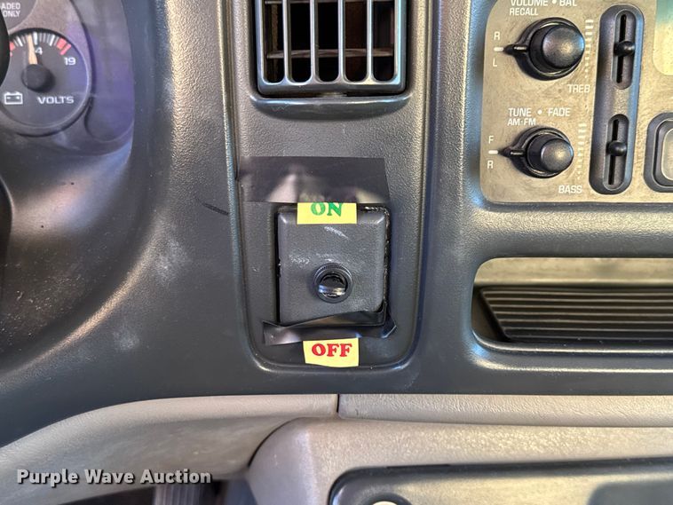 image for item EV1961 2000 Chevrolet Express box truck