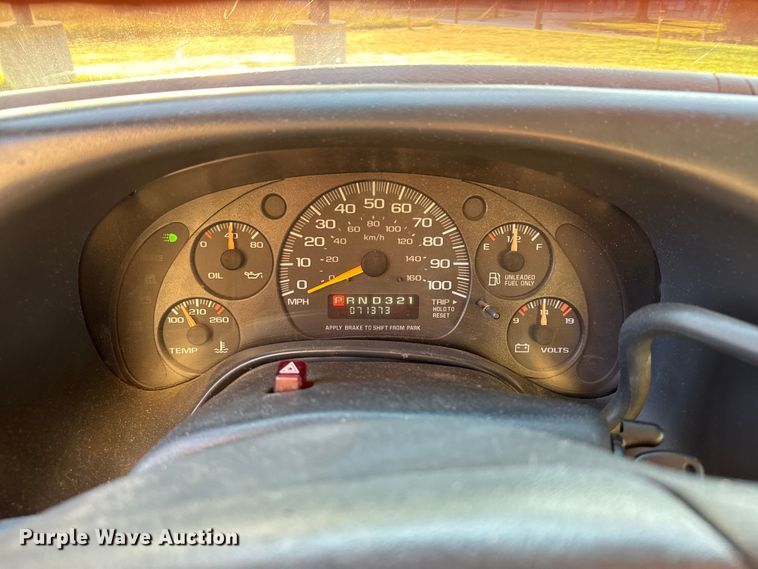 image for item EV1961 2000 Chevrolet Express box truck