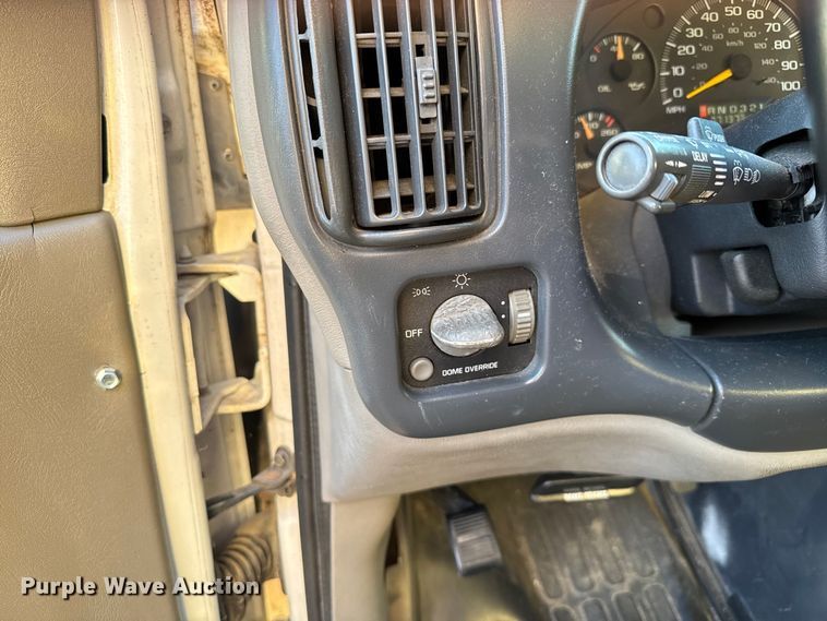 image for item EV1961 2000 Chevrolet Express box truck