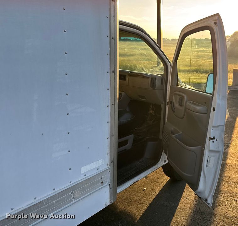 image for item EV1961 2000 Chevrolet Express box truck