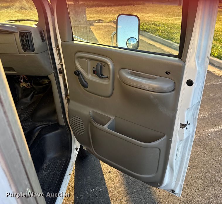 image for item EV1961 2000 Chevrolet Express box truck