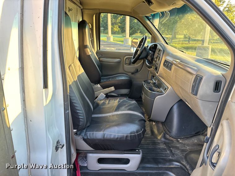 image for item EV1961 2000 Chevrolet Express box truck