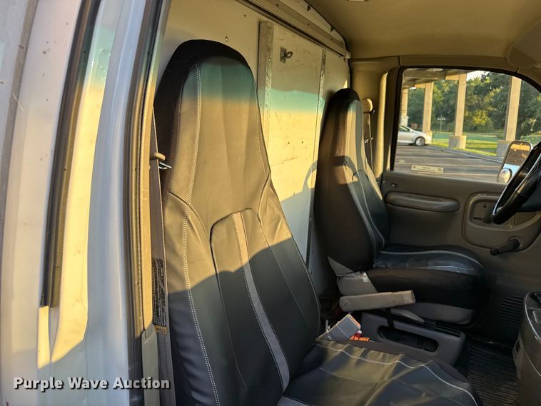 image for item EV1961 2000 Chevrolet Express box truck