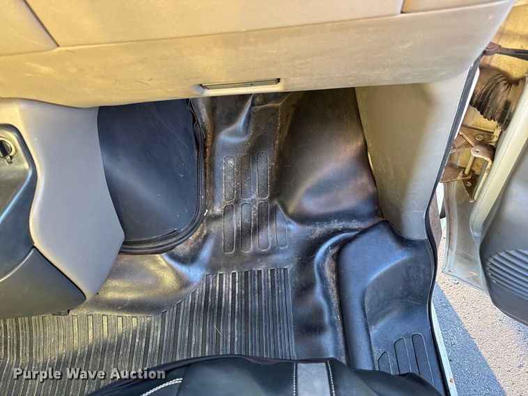 image for item EV1961 2000 Chevrolet Express box truck