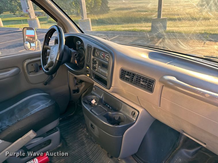 image for item EV1961 2000 Chevrolet Express box truck