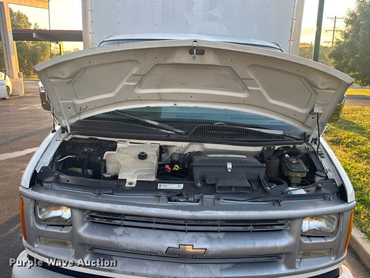 image for item EV1961 2000 Chevrolet Express box truck