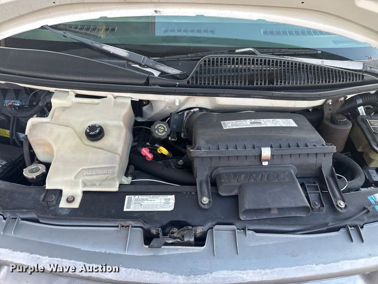 image for item EV1961 2000 Chevrolet Express box truck