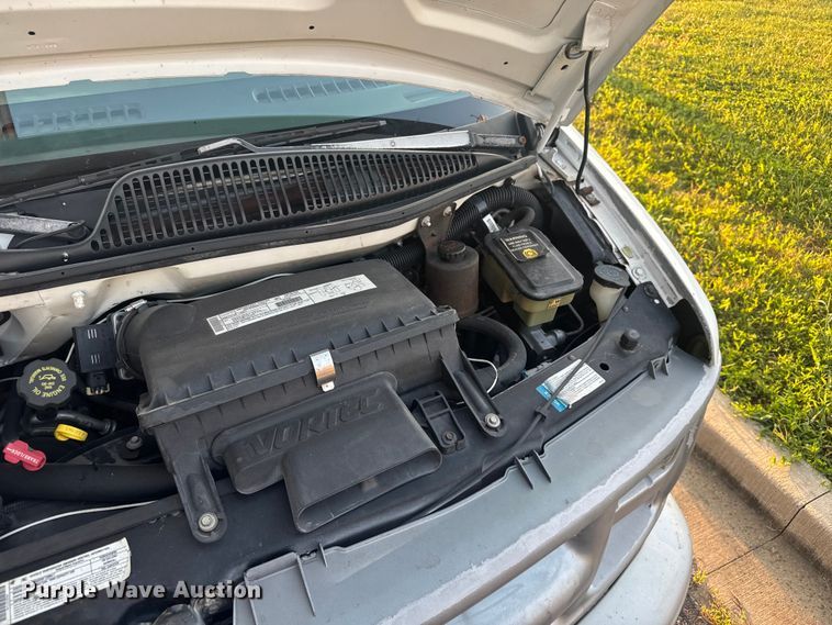 image for item EV1961 2000 Chevrolet Express box truck