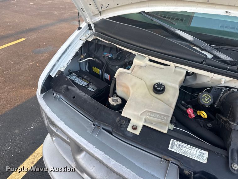 image for item EV1961 2000 Chevrolet Express box truck