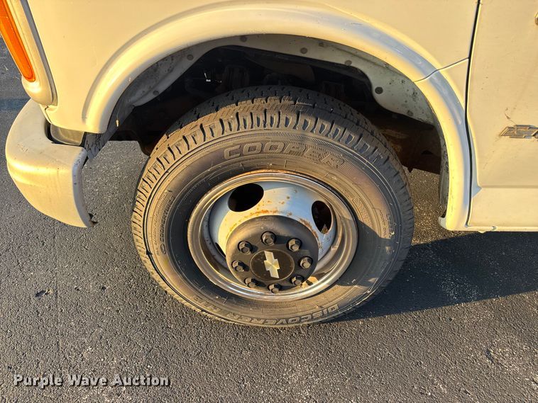 image for item EV1961 2000 Chevrolet Express box truck