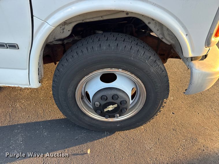 image for item EV1961 2000 Chevrolet Express box truck