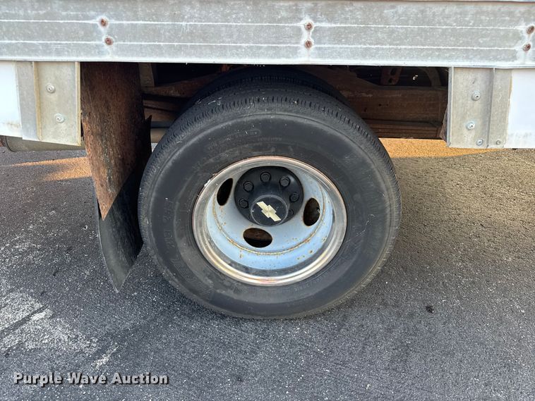 image for item EV1961 2000 Chevrolet Express box truck