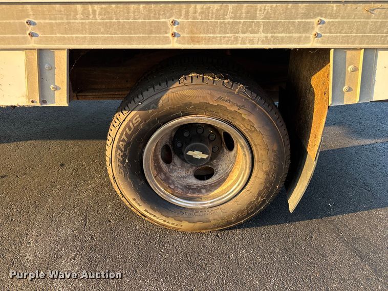 image for item EV1961 2000 Chevrolet Express box truck