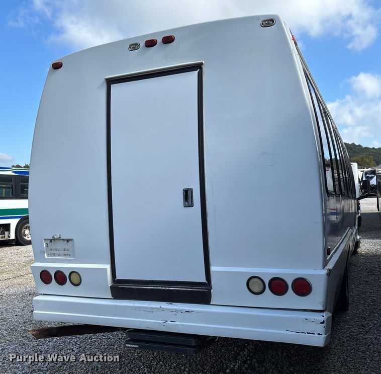 image for item EV3005 2000 International 3400 transit bus