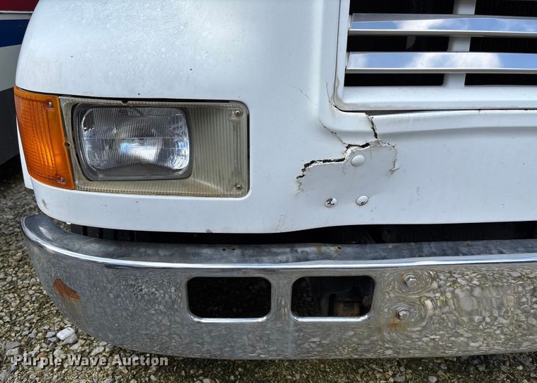 image for item EV3005 2000 International 3400 transit bus