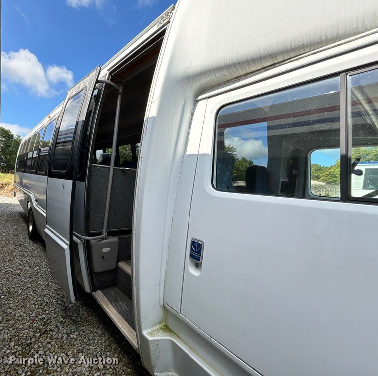 image for item EV3005 2000 International 3400 transit bus