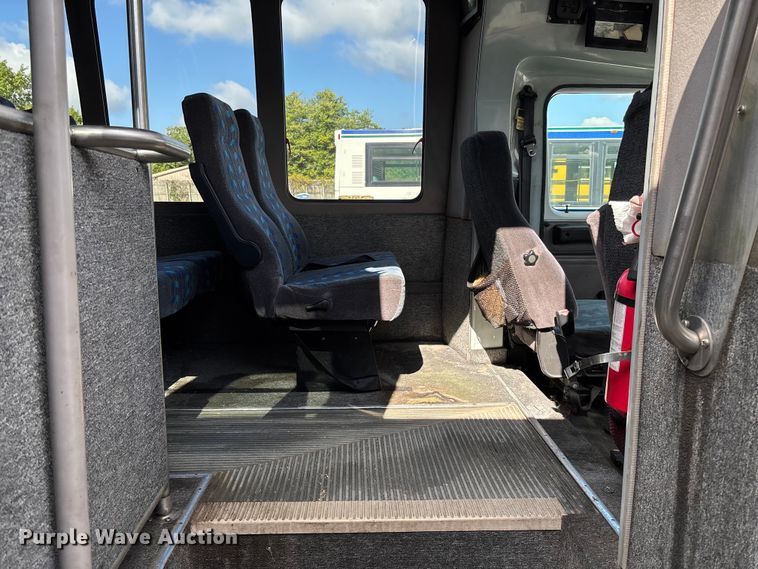 image for item EV3005 2000 International 3400 transit bus