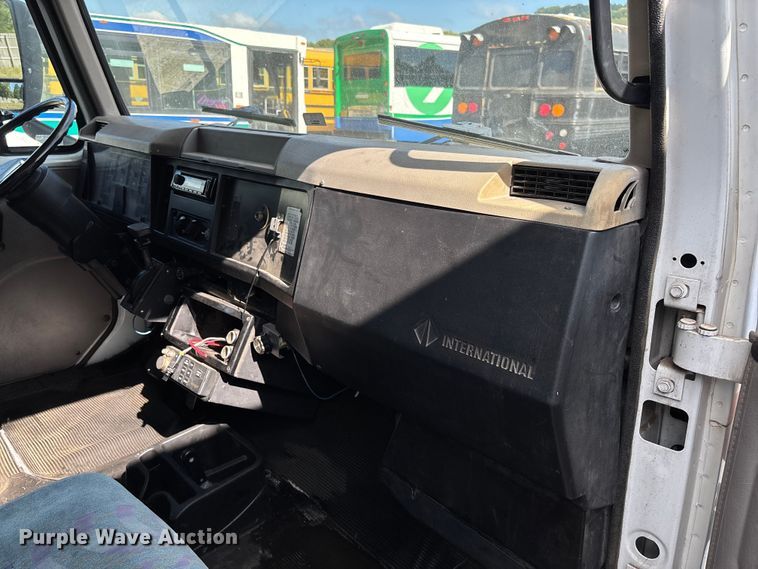 image for item EV3005 2000 International 3400 transit bus