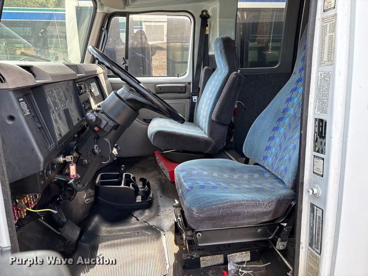 image for item EV3005 2000 International 3400 transit bus