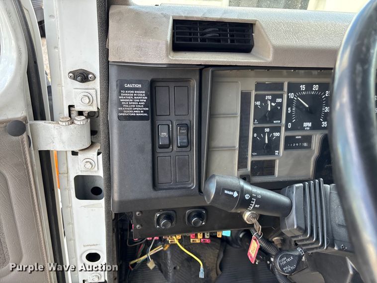 image for item EV3005 2000 International 3400 transit bus