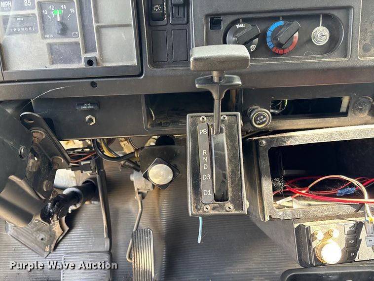 image for item EV3005 2000 International 3400 transit bus