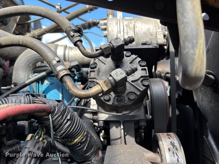 image for item EV3005 2000 International 3400 transit bus