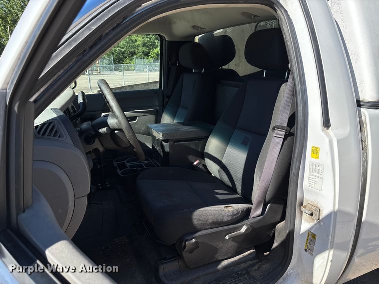 image for item EV3008 2013 Chevrolet Silverado 1500 pickup truck