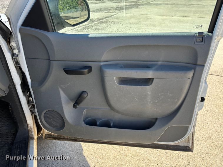 image for item EV3008 2013 Chevrolet Silverado 1500 pickup truck