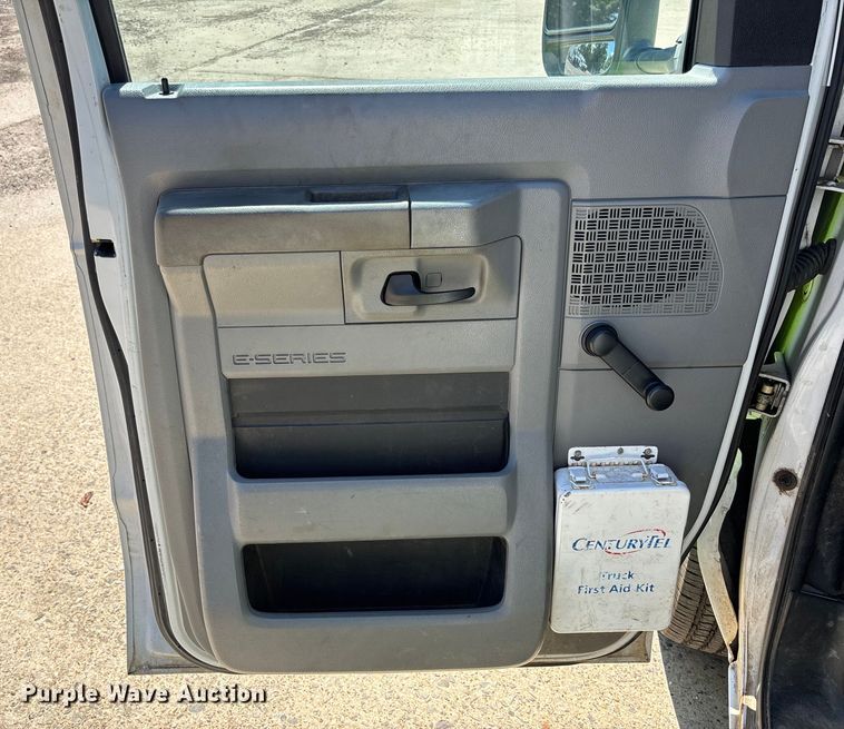 image for item EV3010 2009 Ford E150 van