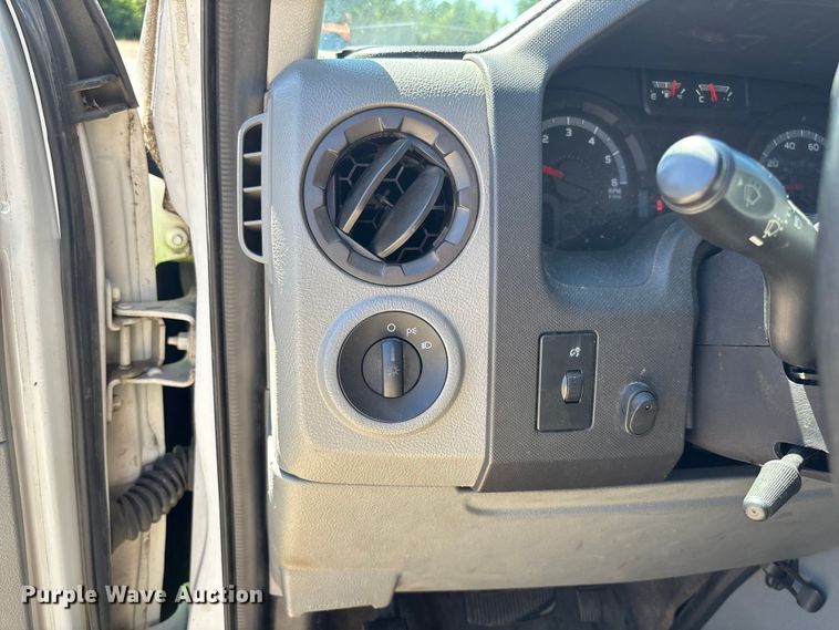 image for item EV3010 2009 Ford E150 van