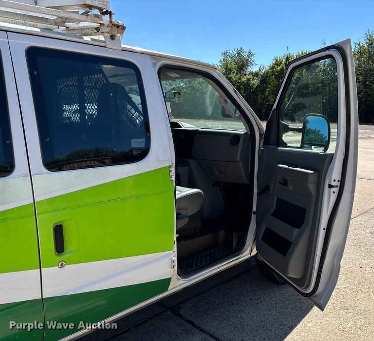 image for item EV3010 2009 Ford E150 van