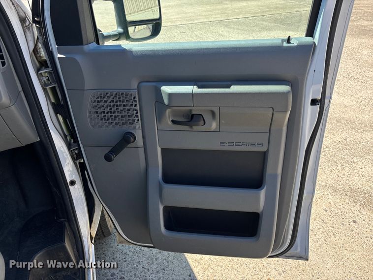 image for item EV3010 2009 Ford E150 van