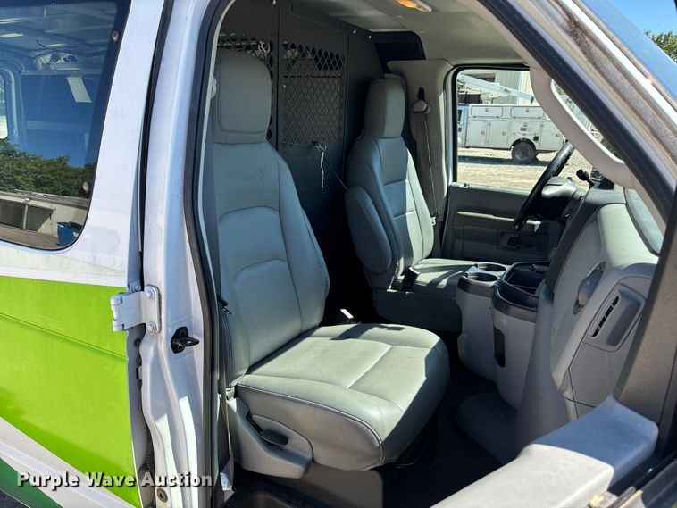 image for item EV3010 2009 Ford E150 van