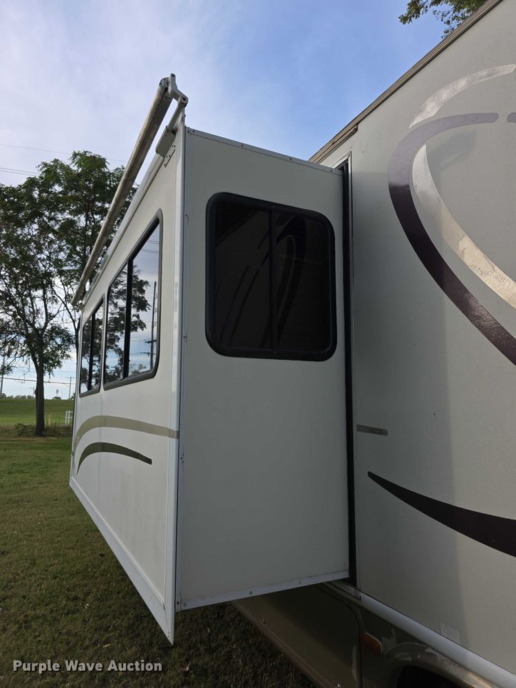 image for item FI0508 2003 Four Winds Hurricane RV