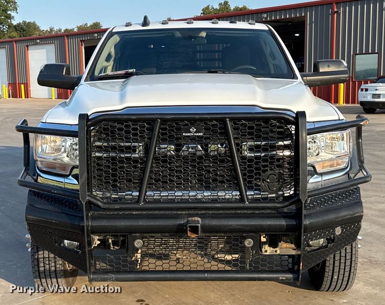 image for item GH9327 2019 RAM 5500 Crew Cab bale bed truck