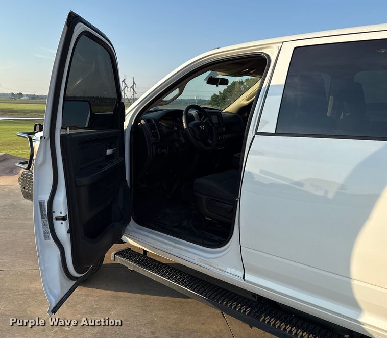 image for item GH9327 2019 RAM 5500 Crew Cab bale bed truck