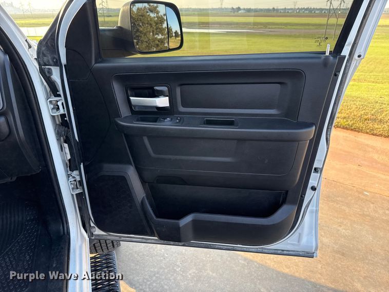 image for item GH9327 2019 RAM 5500 Crew Cab bale bed truck