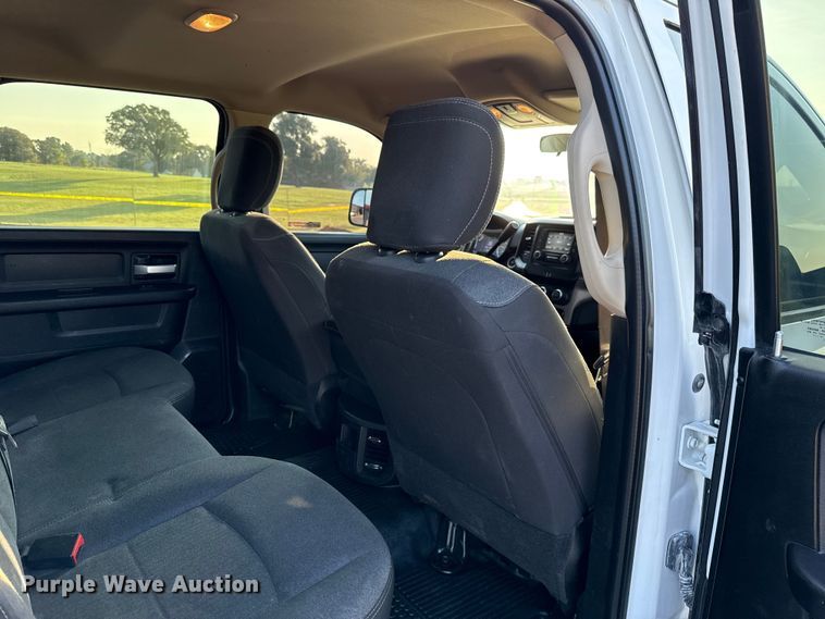 image for item GH9327 2019 RAM 5500 Crew Cab bale bed truck