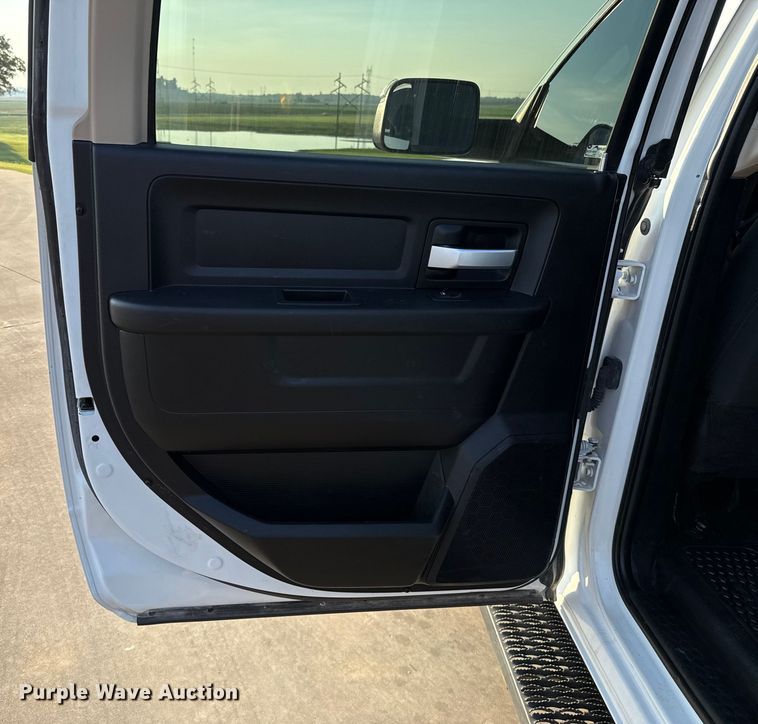 image for item GH9327 2019 RAM 5500 Crew Cab bale bed truck