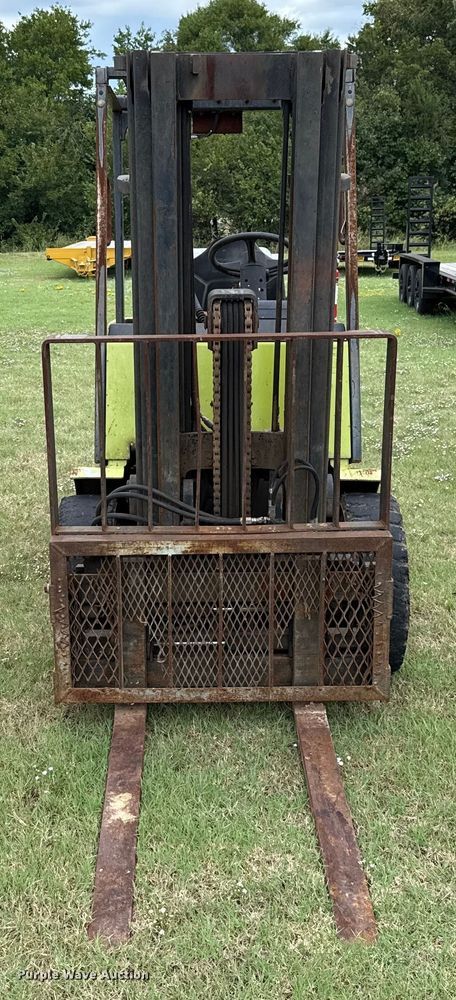 image for item GH9370 Clark CGP30 forklift