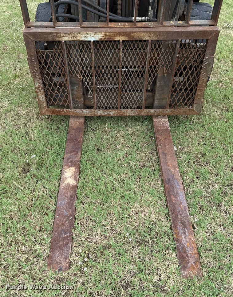 image for item GH9370 Clark CGP30 forklift