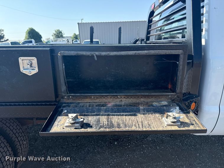 image for item NU9623 2015 Ford F550 Super Duty Crew Cab flatbed truck