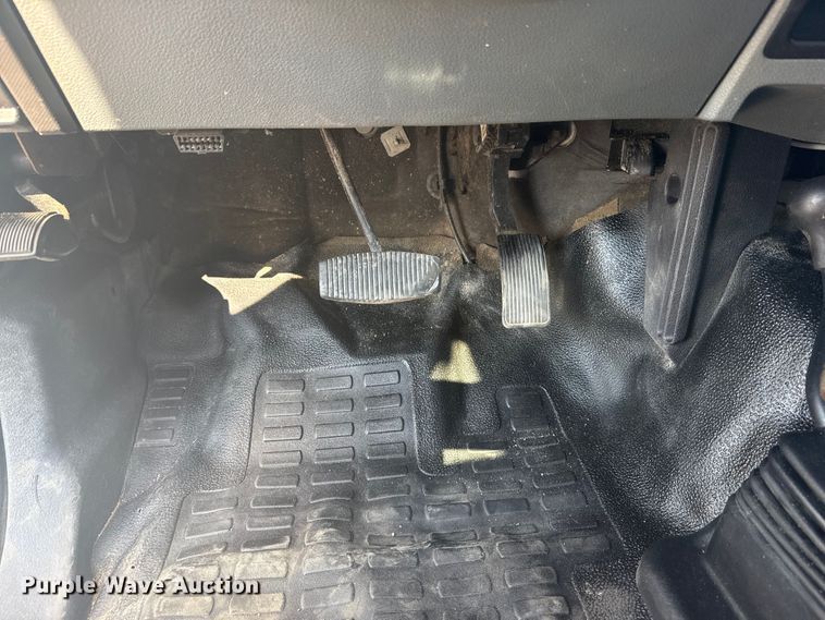 image for item NU9623 2015 Ford F550 Super Duty Crew Cab flatbed truck