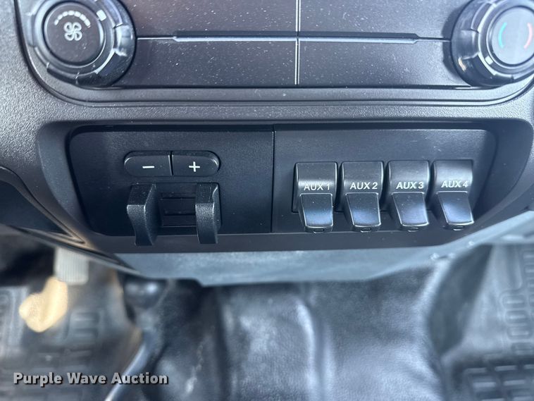 image for item NU9623 2015 Ford F550 Super Duty Crew Cab flatbed truck